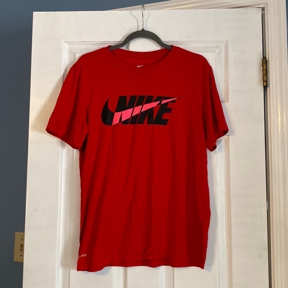 NIKE mens dri-fit tee; size medium
